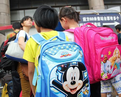    8月26日,两个小女孩背着在北京买的新书包